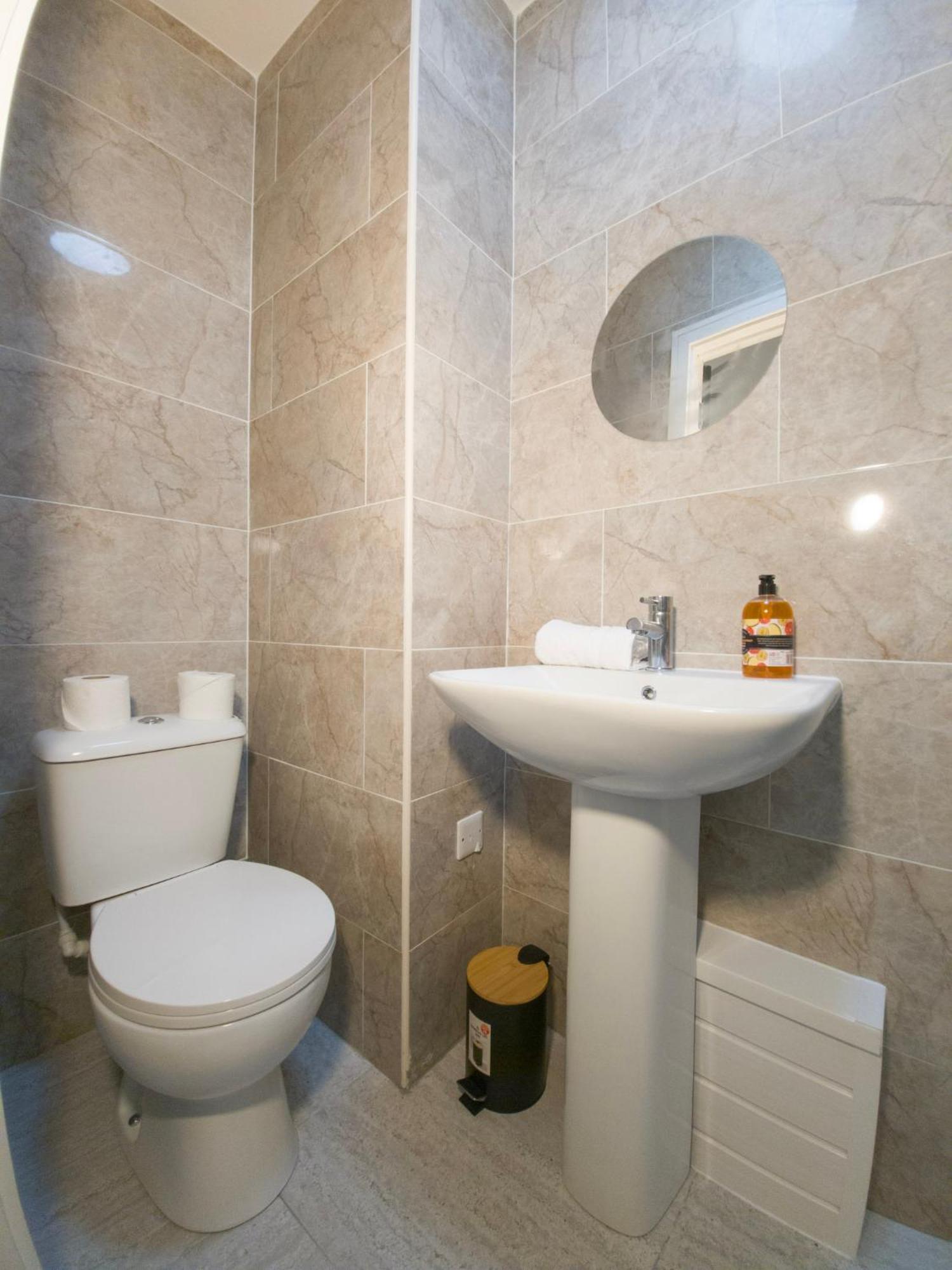 Plenty Of Parking Available; 3 Bedroom Apartment By Property Promise Кардифф Экстерьер фото