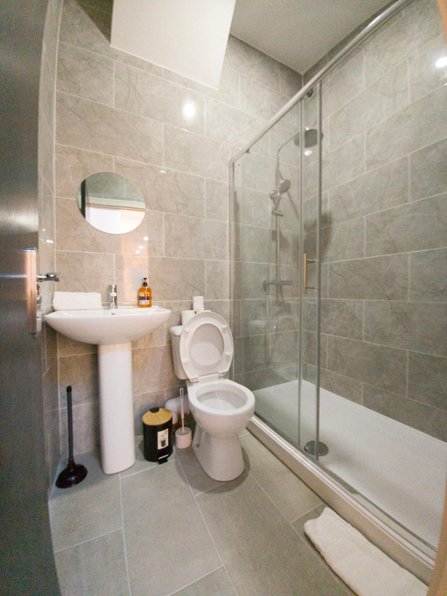 Plenty Of Parking Available; 3 Bedroom Apartment By Property Promise Кардифф Экстерьер фото