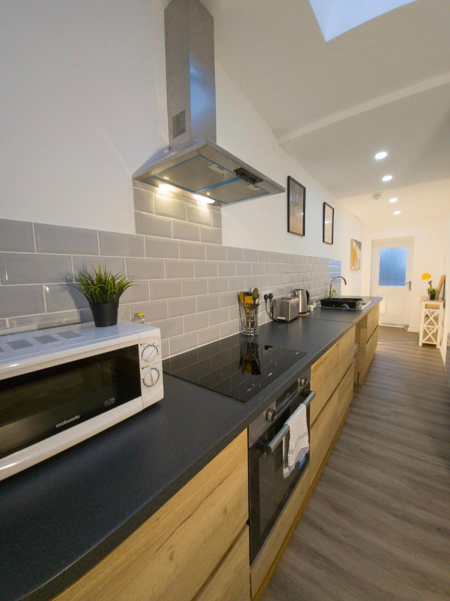 Plenty Of Parking Available; 3 Bedroom Apartment By Property Promise Кардифф Экстерьер фото