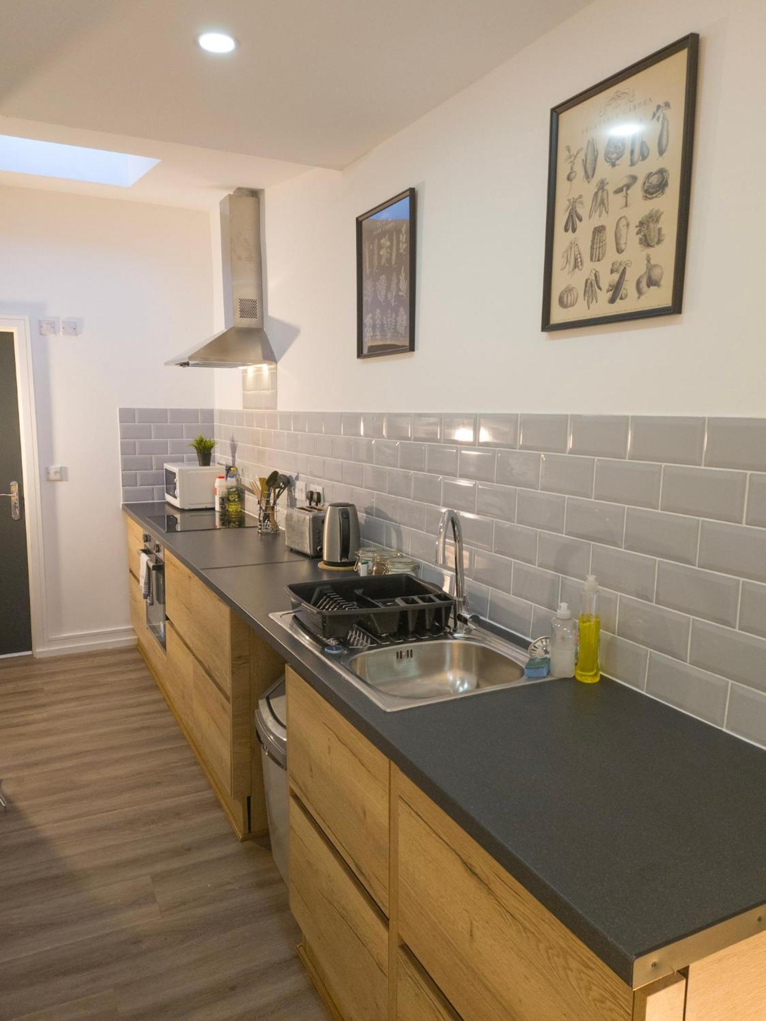 Plenty Of Parking Available; 3 Bedroom Apartment By Property Promise Кардифф Экстерьер фото