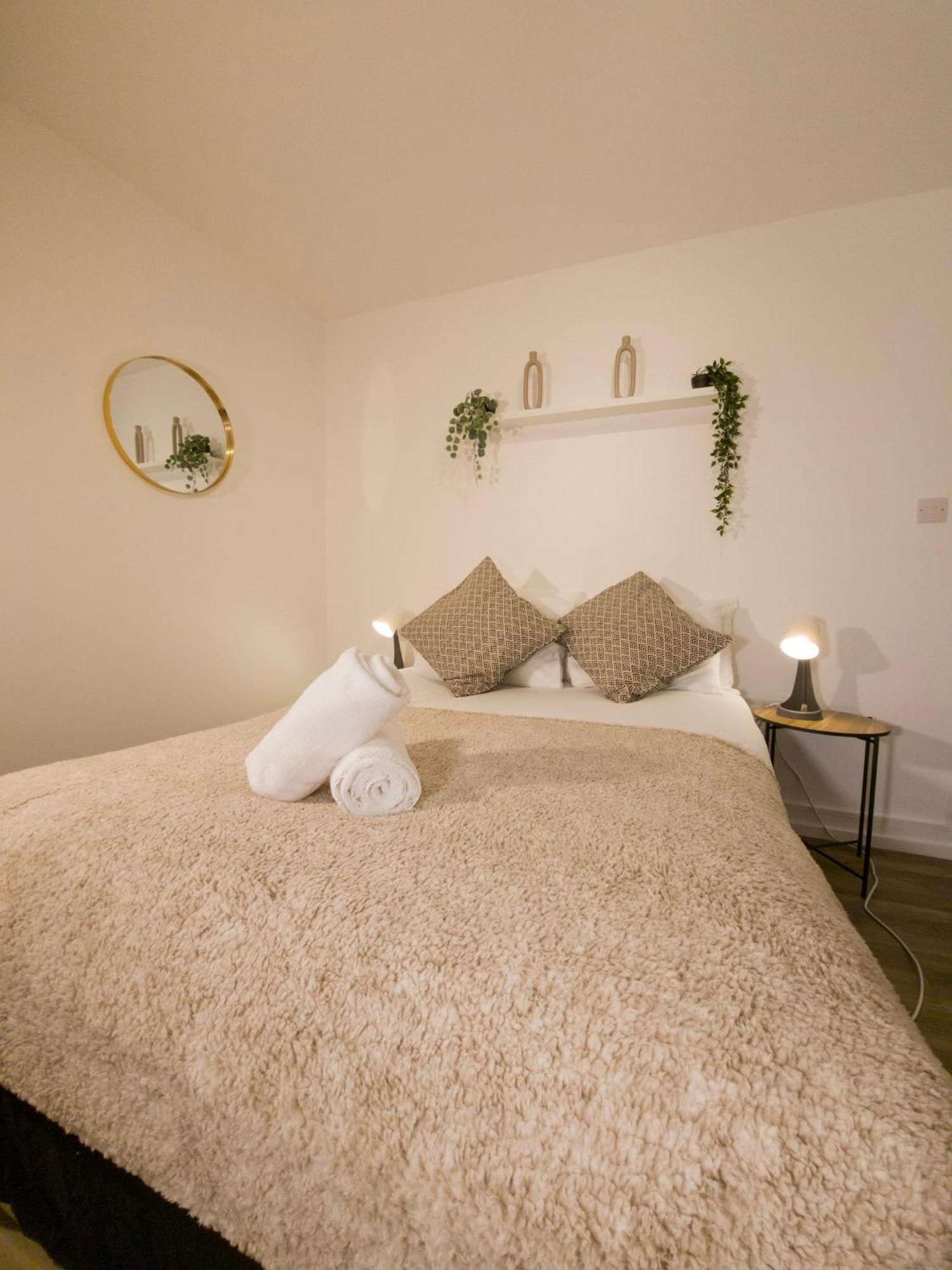 Plenty Of Parking Available; 3 Bedroom Apartment By Property Promise Кардифф Экстерьер фото