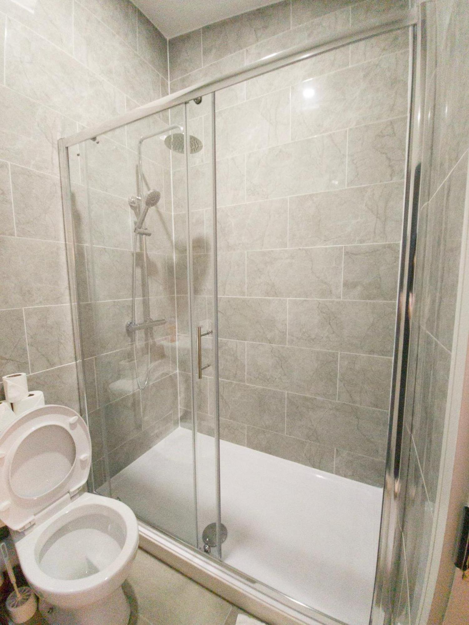 Plenty Of Parking Available; 3 Bedroom Apartment By Property Promise Кардифф Экстерьер фото