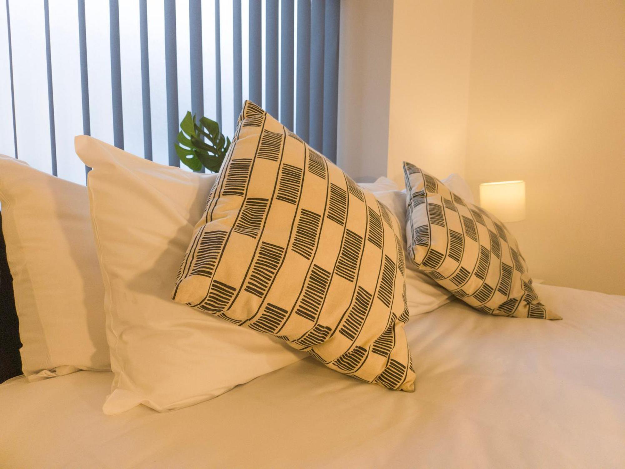 Plenty Of Parking Available; 3 Bedroom Apartment By Property Promise Кардифф Экстерьер фото