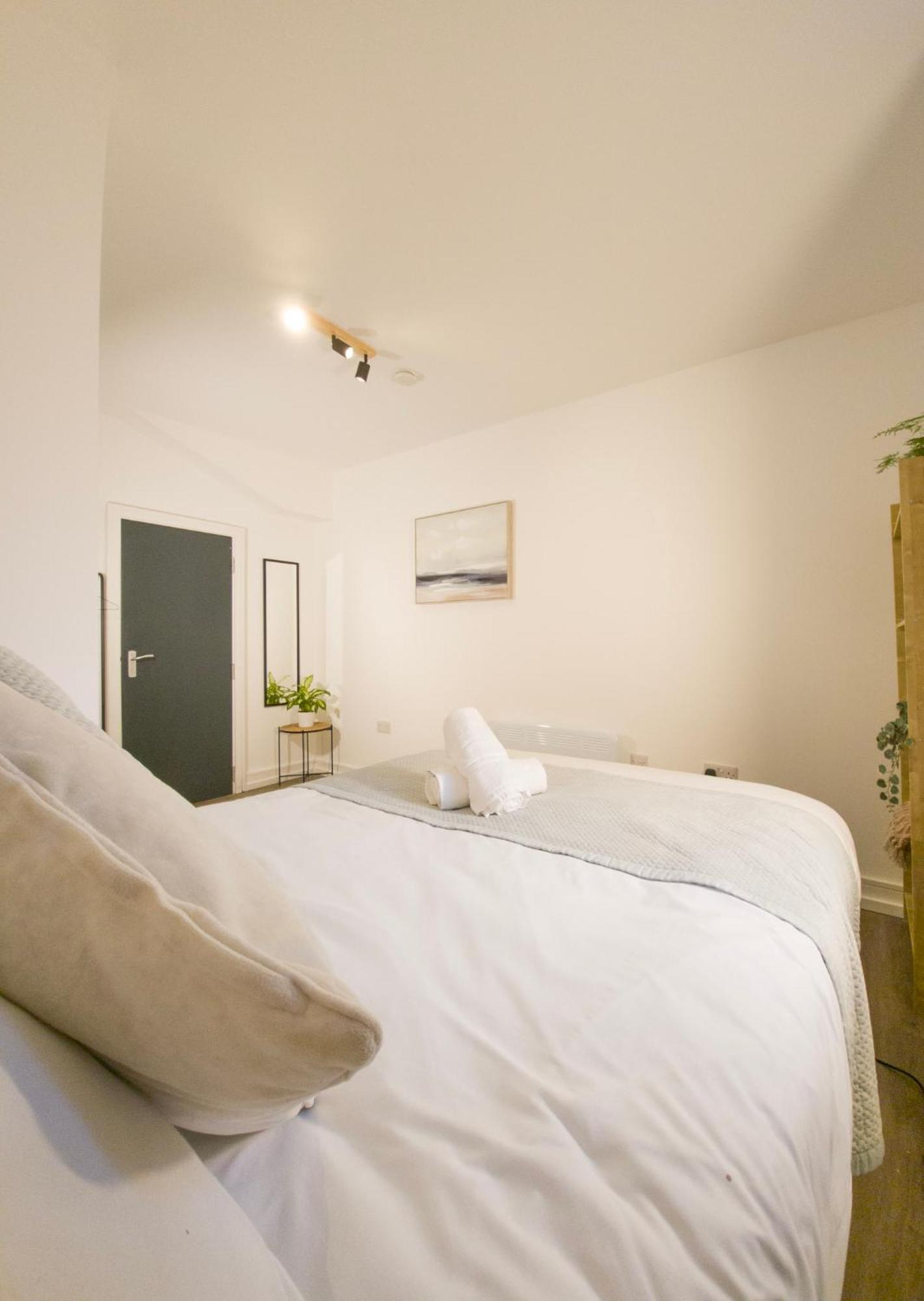 Plenty Of Parking Available; 3 Bedroom Apartment By Property Promise Кардифф Экстерьер фото