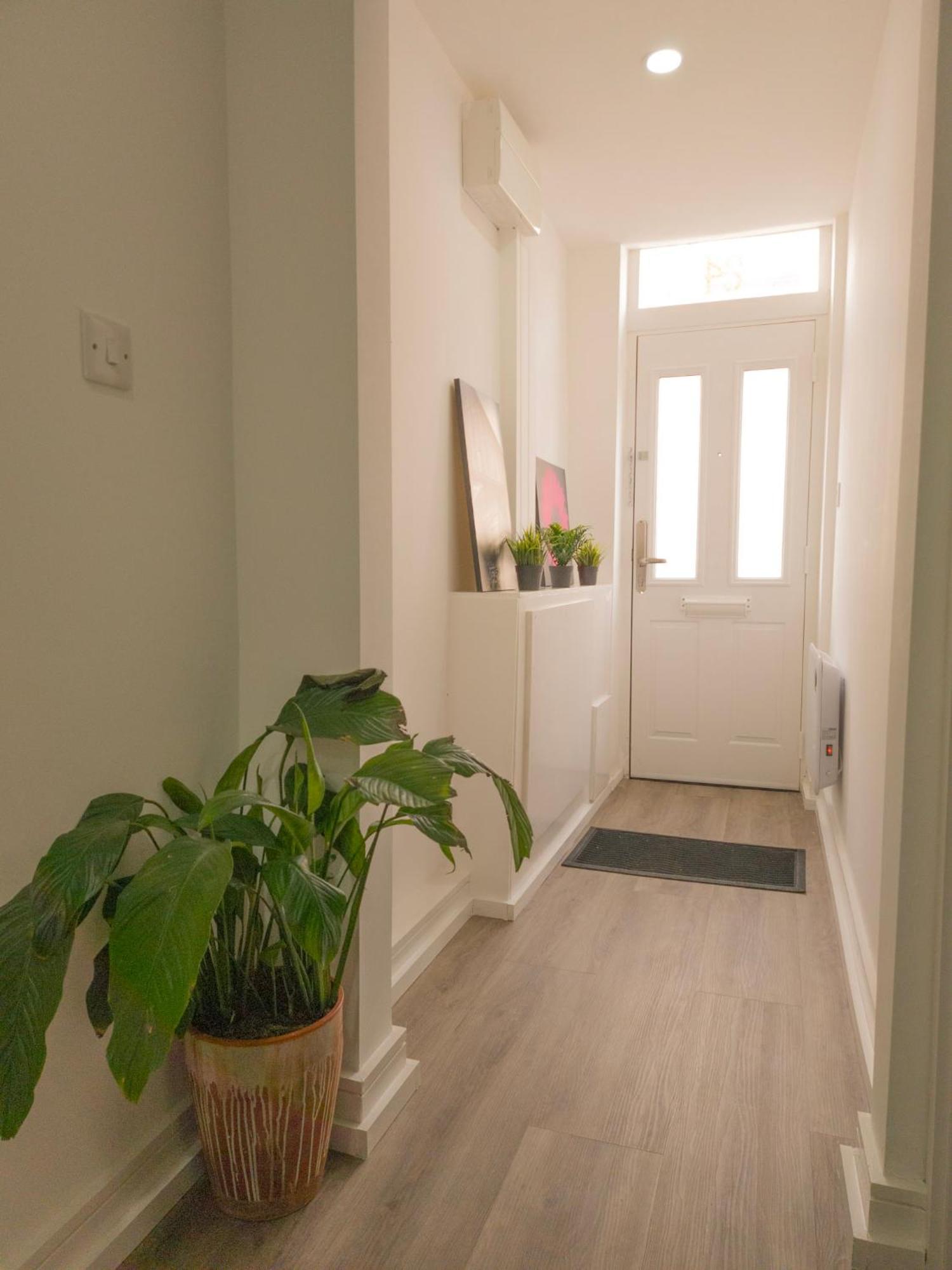Plenty Of Parking Available; 3 Bedroom Apartment By Property Promise Кардифф Экстерьер фото