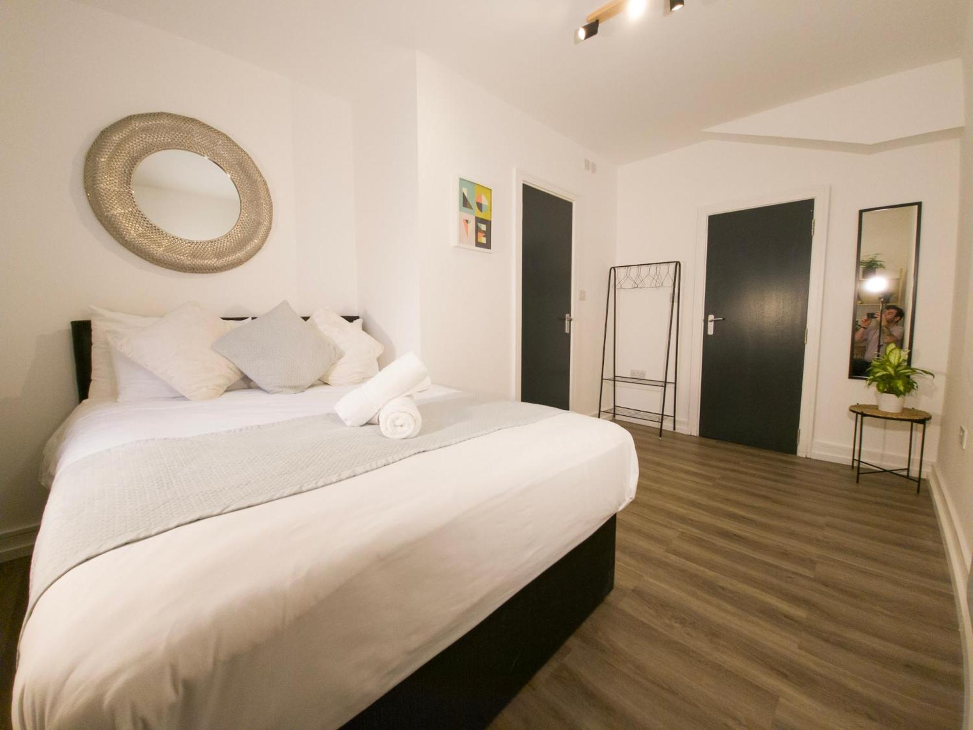 Plenty Of Parking Available; 3 Bedroom Apartment By Property Promise Кардифф Экстерьер фото