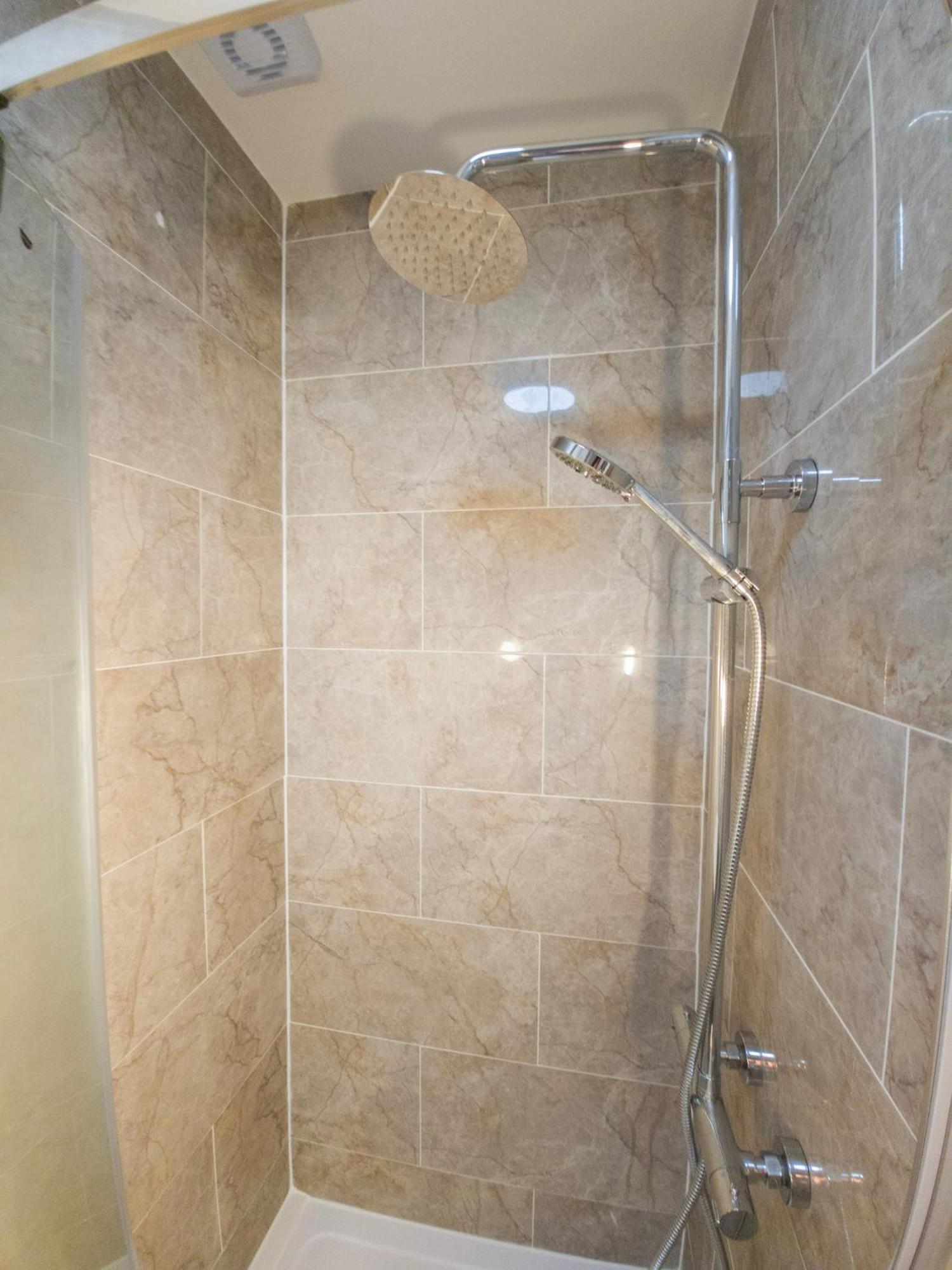 Plenty Of Parking Available; 3 Bedroom Apartment By Property Promise Кардифф Экстерьер фото
